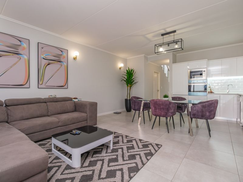 Contemporary Luxury Duplex with Exceptional Indoor-Outdoor Living in Craighall - Photo 3