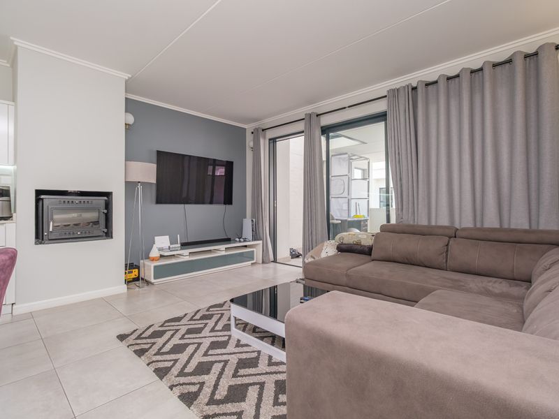 Contemporary Luxury Duplex with Exceptional Indoor-Outdoor Living in Craighall - Photo 4