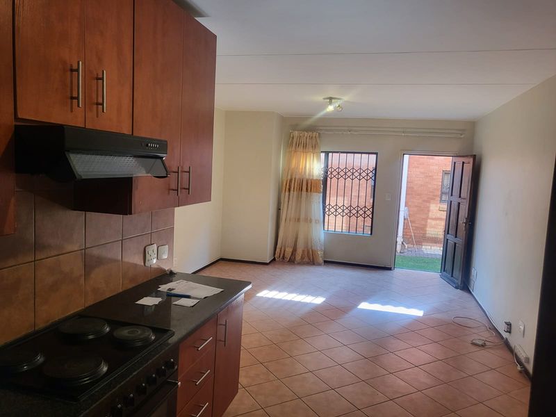 MODERN LIVING AT ITS BEST 2-BEDROOM TOWNHOUSE FOR SALE IN ALRODE - Photo 4