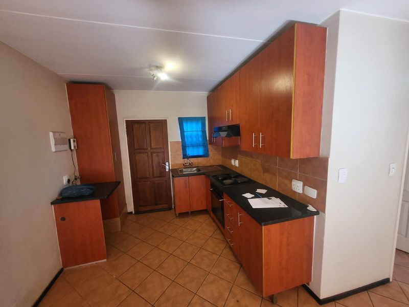 MODERN LIVING AT ITS BEST 2-BEDROOM TOWNHOUSE FOR SALE IN ALRODE - Photo 2