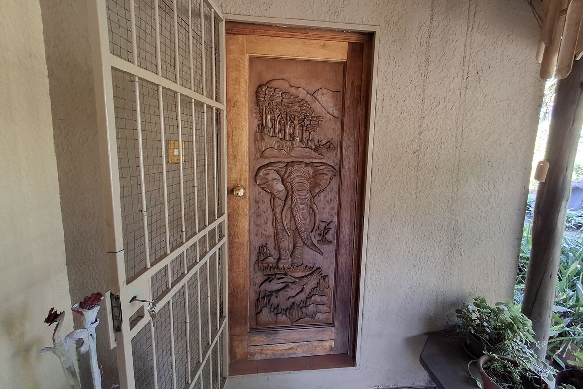 Charming 3-bedroom house for sale in Signal Hill– perfect for families seeking a unique residence! - Photo 4