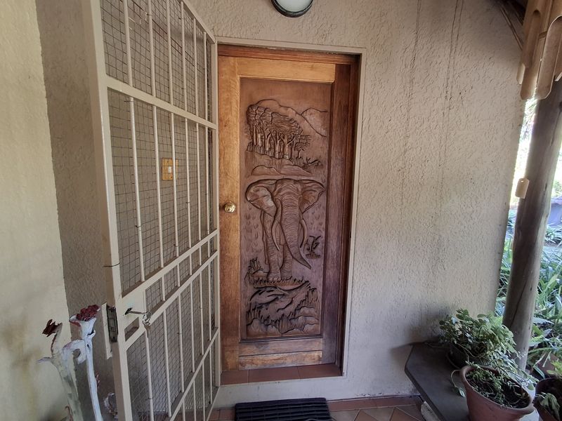 Charming 3-bedroom house for sale in Signal Hill– perfect for families seeking a unique residence! - Photo 4