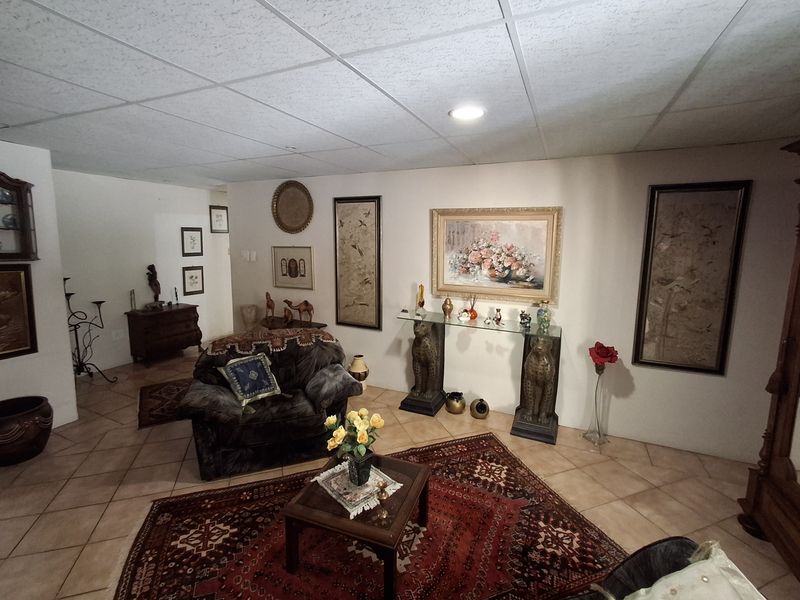 Charming 3-bedroom house for sale in Signal Hill– perfect for families seeking a unique residence! - Photo 10
