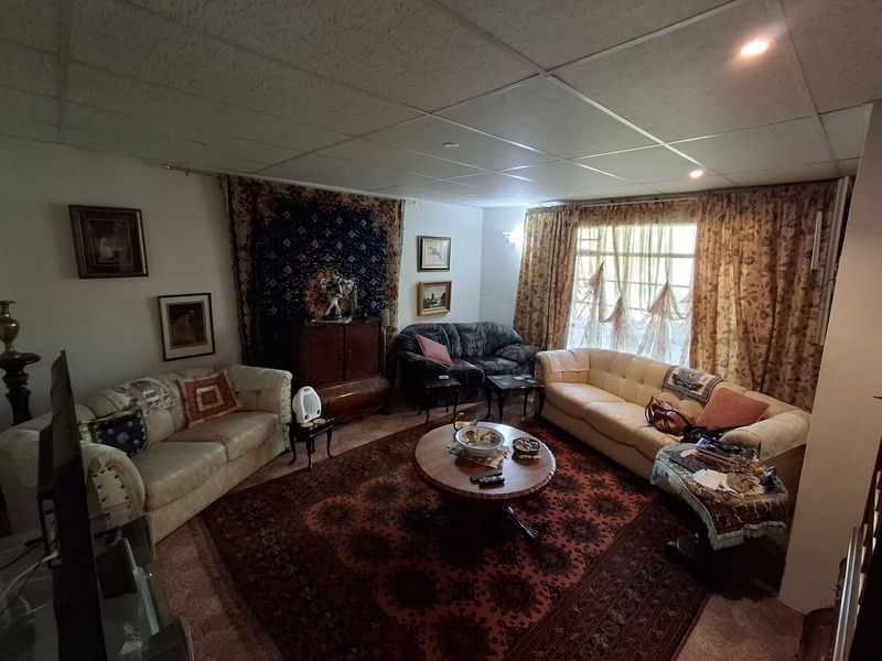 Charming 3-bedroom house for sale in Signal Hill– perfect for families seeking a unique residence! - Photo 8