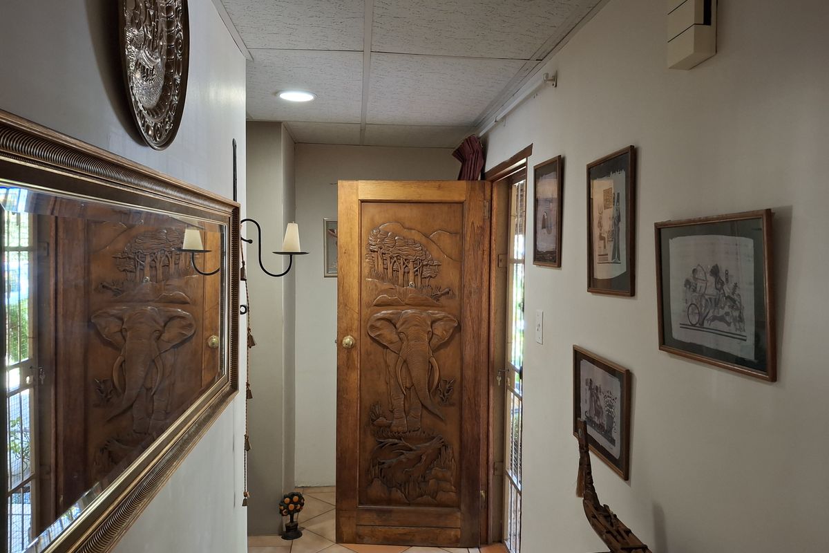 Charming 3-bedroom house for sale in Signal Hill– perfect for families seeking a unique residence! - Photo 5