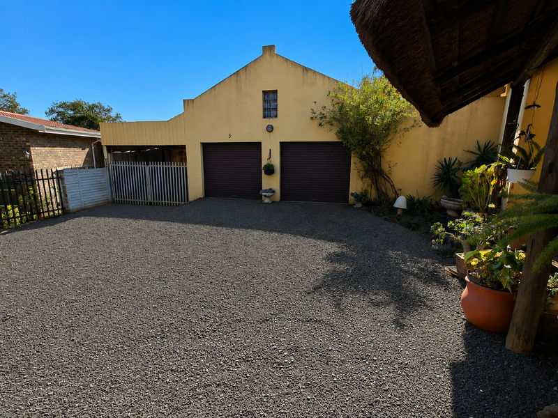 Charming 3-bedroom house for sale in Signal Hill– perfect for families seeking a unique residence! - Photo 3