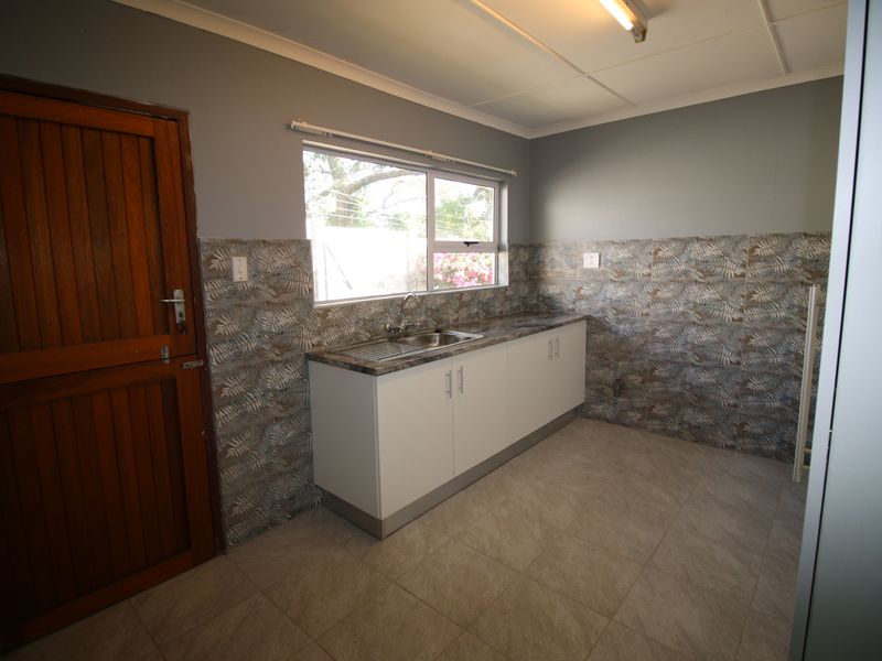 **Beautiful 1-Bedroom Garden Flat to Rent in Beacon Bay** - Photo 3