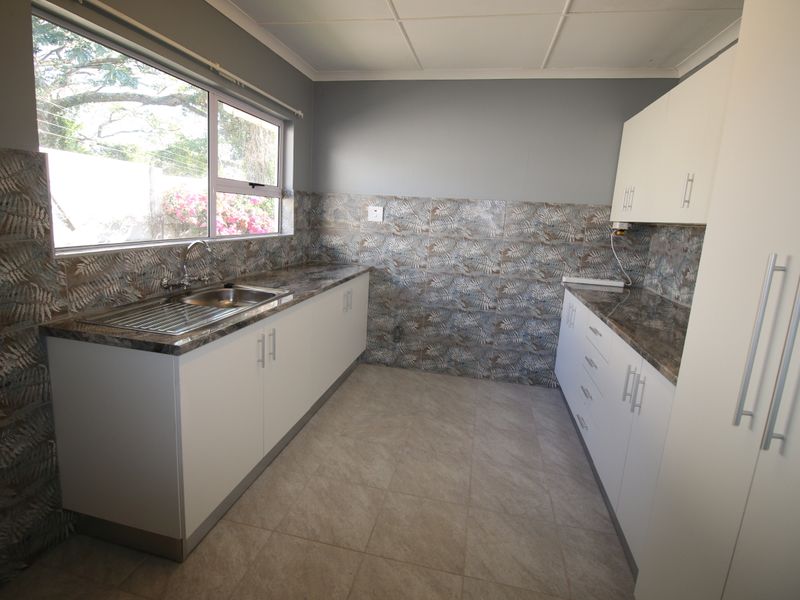 **Beautiful 1-Bedroom Garden Flat to Rent in Beacon Bay** - Photo 2