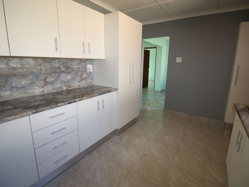 **Beautiful 1-Bedroom Garden Flat to Rent in Beacon Bay** - Photo 4