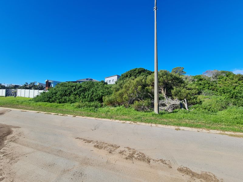 Vacant Stand with Views to the Mountains in Paradise Beach