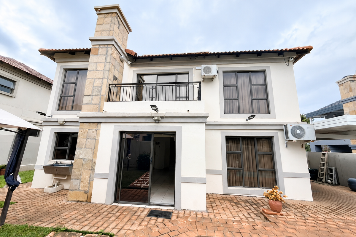 Your Dream Family Home Awaits – Pool, Solar & Contemporary Elegance - Photo 2