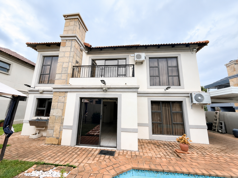 Your Dream Family Home Awaits – Pool, Solar & Contemporary Elegance - Photo 2