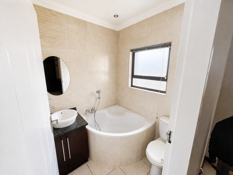 Your Dream Family Home Awaits – Pool, Solar & Contemporary Elegance - Photo 10