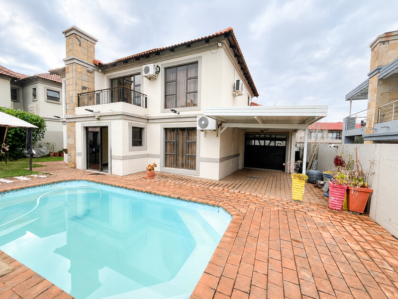 Your Dream Family Home Awaits – Pool, Solar & Contemporary Elegance - Photo 1