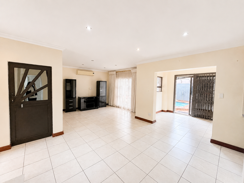 Your Dream Family Home Awaits – Pool, Solar & Contemporary Elegance - Photo 6