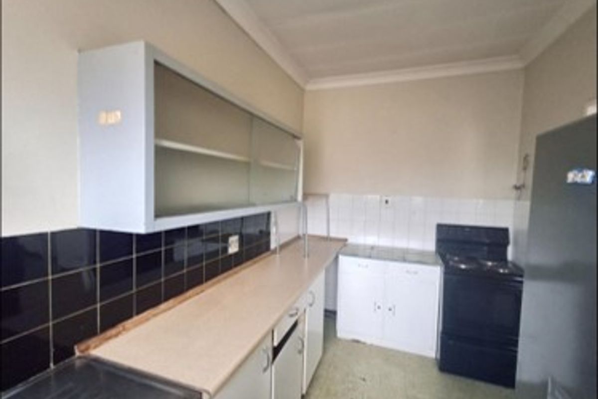 Sunny, Spacious and Conveniently Located in Parkhill Gardens - Photo 4