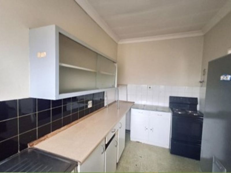 Sunny, Spacious and Conveniently Located in Parkhill Gardens - Photo 4