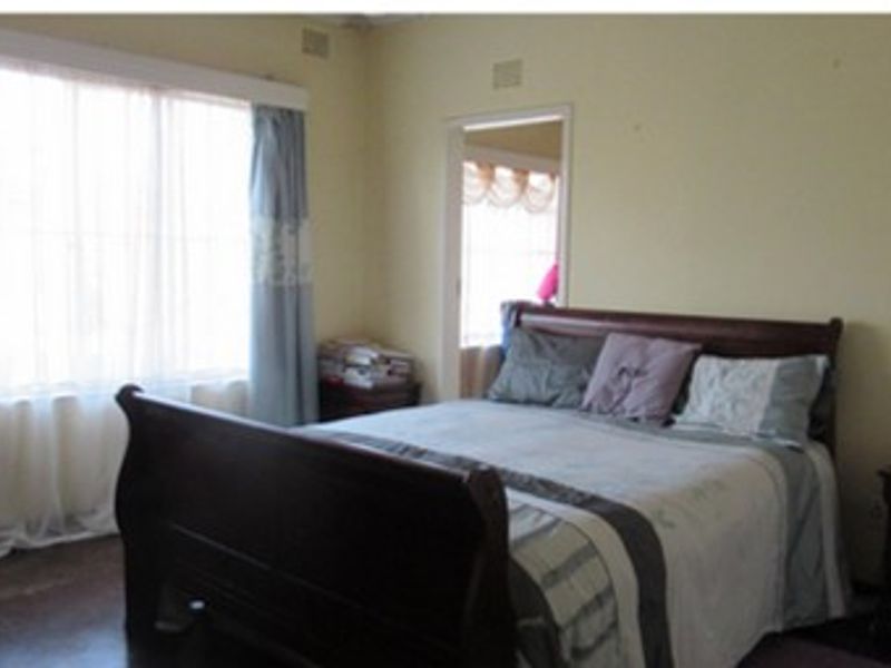 Sunny, Spacious and Conveniently Located in Parkhill Gardens - Photo 6