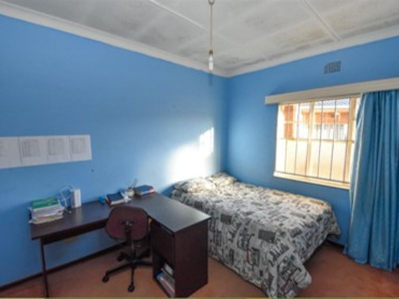Sunny, Spacious and Conveniently Located in Parkhill Gardens - Photo 7