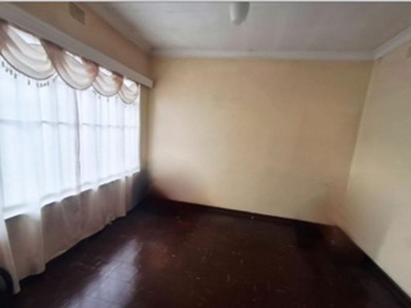 Sunny, Spacious and Conveniently Located in Parkhill Gardens - Photo 8