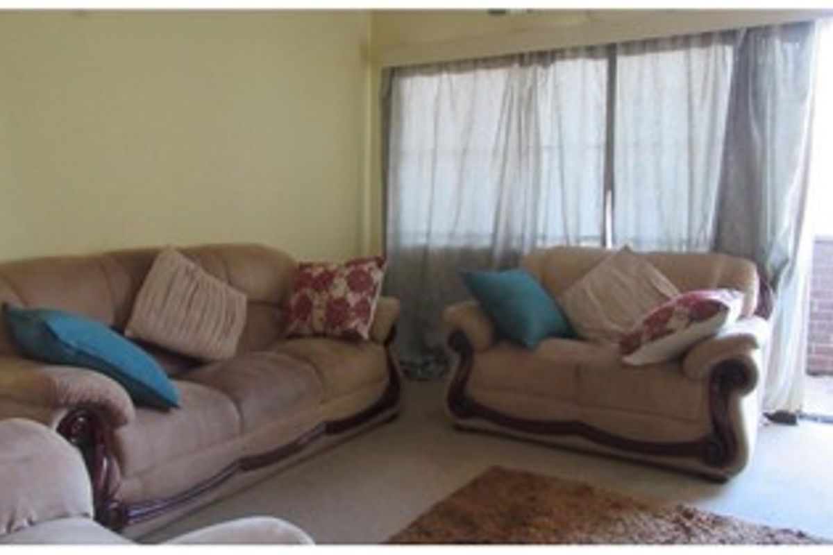 Sunny, Spacious and Conveniently Located in Parkhill Gardens - Photo 3