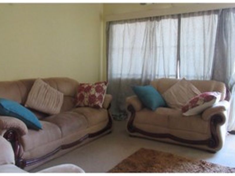 Sunny, Spacious and Conveniently Located in Parkhill Gardens - Photo 3