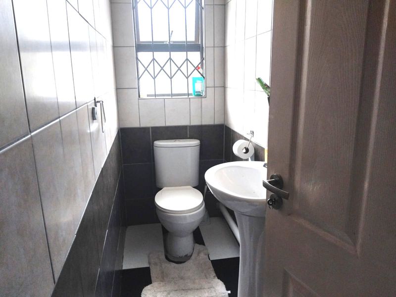 4 BEDROOM HOUSE FOR SALE IN MZINGAZI - Photo 7