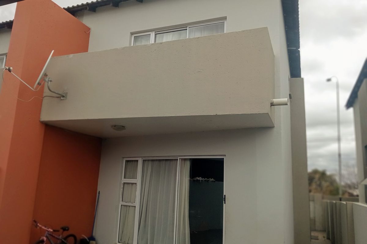 Duplex dreams in a secure community - Photo 3