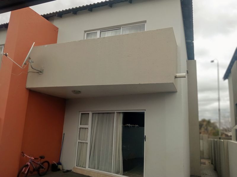 Duplex dreams in a secure community - Photo 3