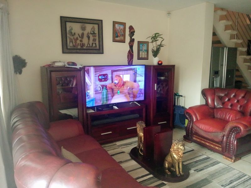 Duplex dreams in a secure community - Photo 5