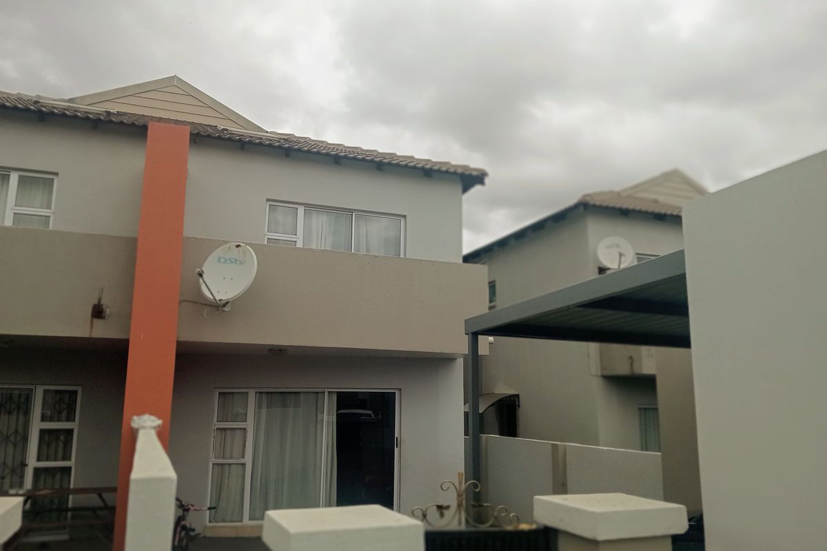 Duplex dreams in a secure community - Photo 2