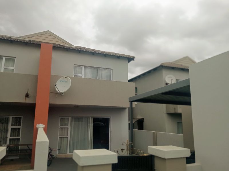 Duplex dreams in a secure community - Photo 2