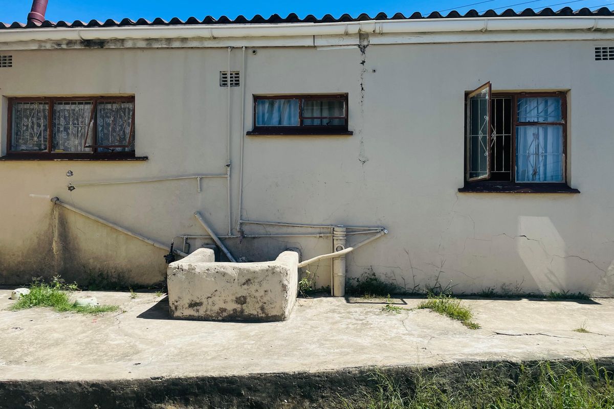 "Modern and Spacious Family Home for Sale at Mdantsane nu8 - Photo 2
