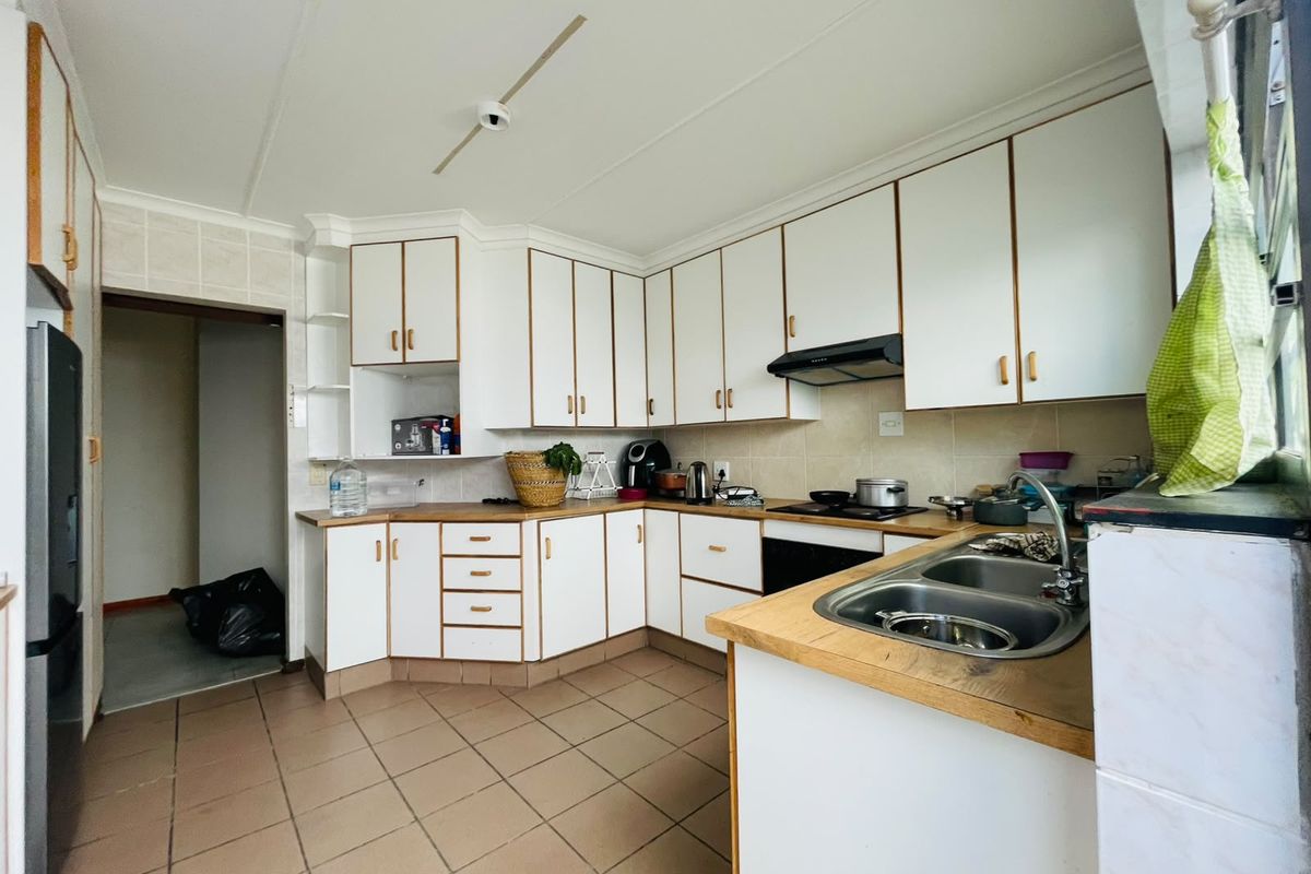 6-Bedroom Investment Property in Quigney with Excellent Rental Income Potential - Photo 3