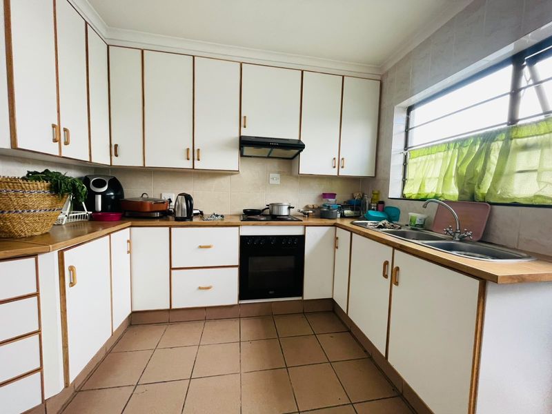 6-Bedroom Investment Property in Quigney with Excellent Rental Income Potential - Photo 4