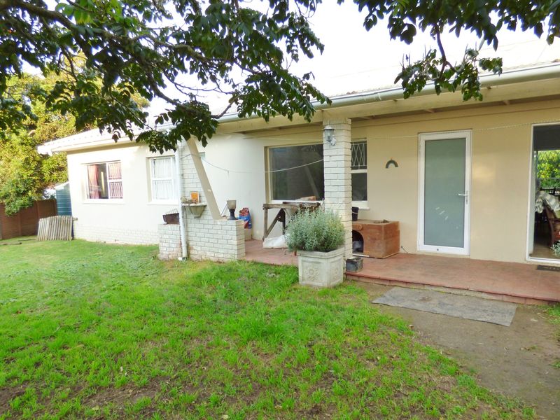 Comfortable Family Living in a Prime West Bank, Port Alfred - Photo 3
