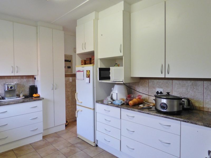 Comfortable Family Living in a Prime West Bank, Port Alfred - Photo 9