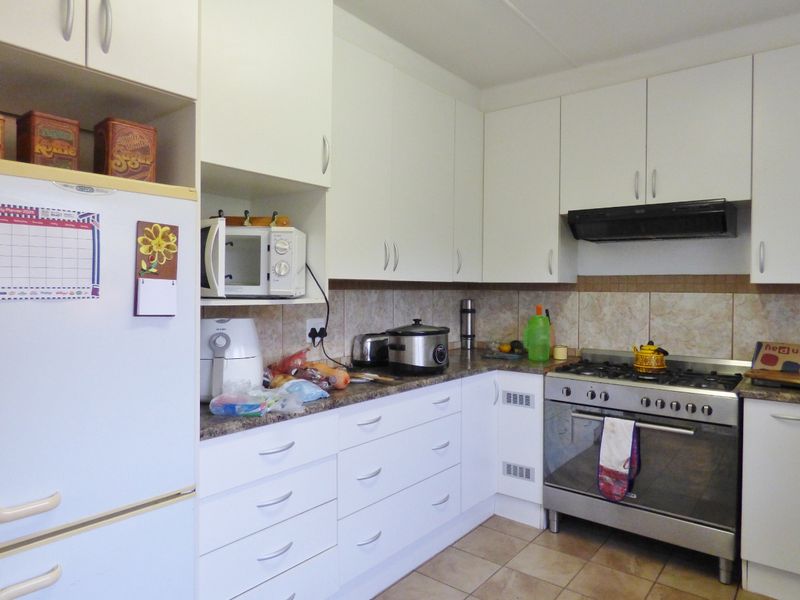 Comfortable Family Living in a Prime West Bank, Port Alfred - Photo 10