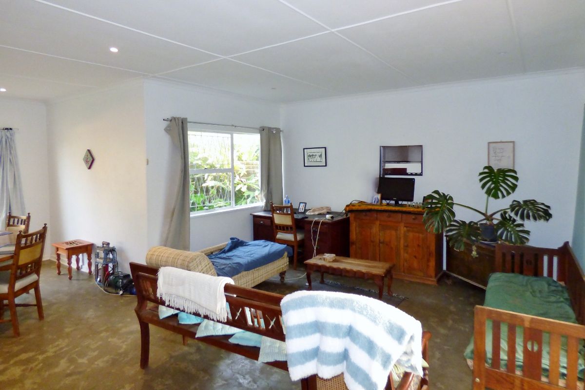 Comfortable Family Living in a Prime West Bank, Port Alfred - Photo 4