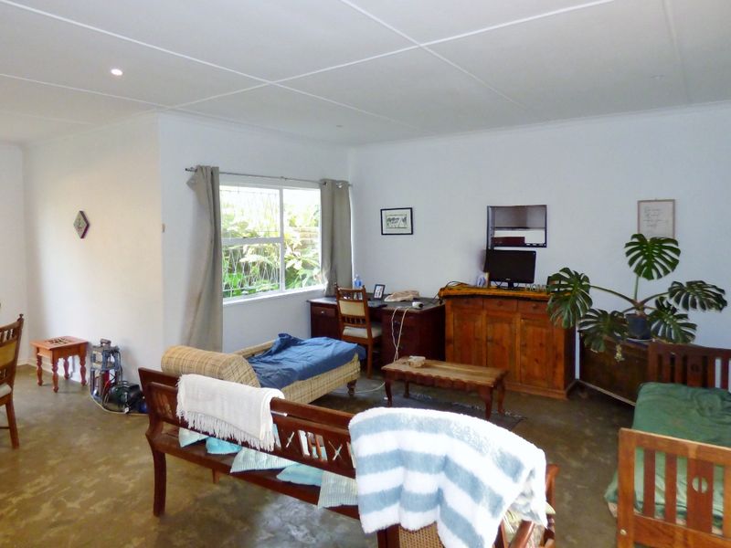 Comfortable Family Living in a Prime West Bank, Port Alfred - Photo 4