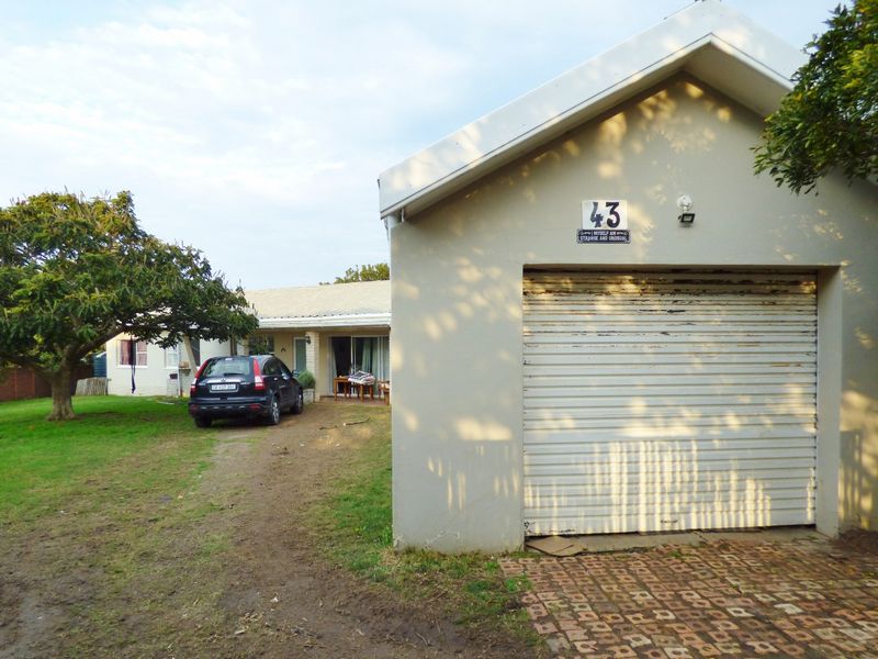 Comfortable Family Living in a Prime West Bank, Port Alfred - Photo 1