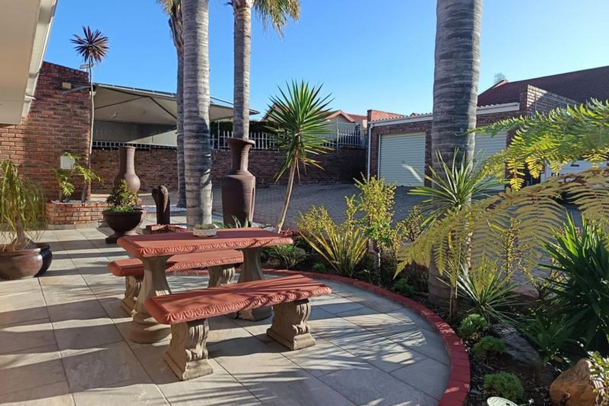 Modern 3 bedroom, single level townhouse in Hartenbos in sought after security complex for sale - Photo 5