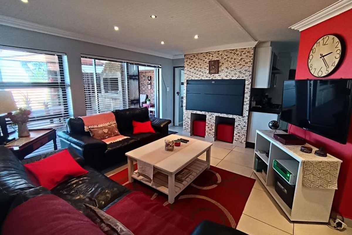 Modern 3 bedroom, single level townhouse in Hartenbos in sought after security complex for sale - Photo 3