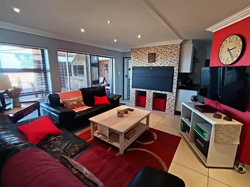 Modern 3 bedroom, single level townhouse in Hartenbos in sought after security complex for sale - Photo 3