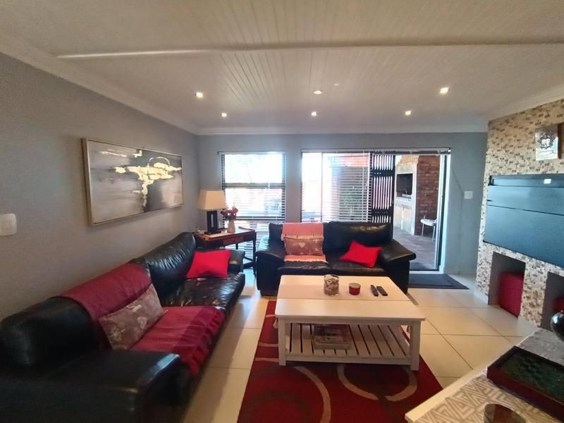 Modern 3 bedroom, single level townhouse in Hartenbos in sought after security complex for sale - Photo 8