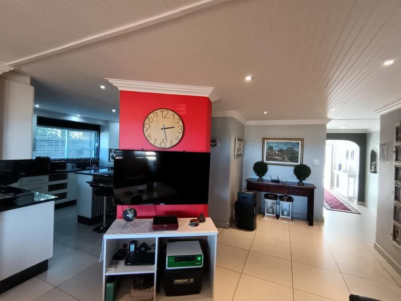 Modern 3 bedroom, single level townhouse in Hartenbos in sought after security complex for sale - Photo 9