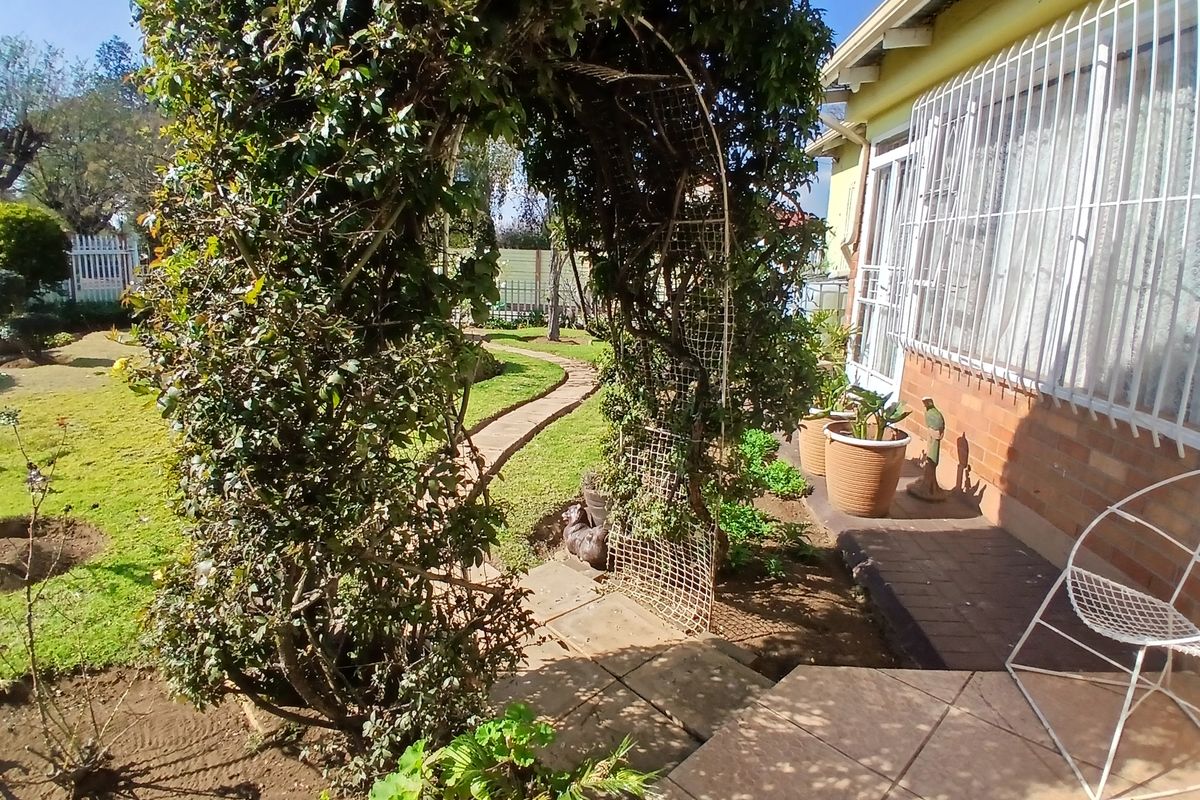 4-Bedroom home with  beautiful Garden-Braai & Chill Ready - Photo 3