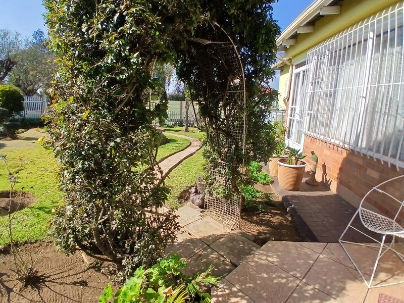 4-Bedroom home with  beautiful Garden-Braai & Chill Ready - Photo 3