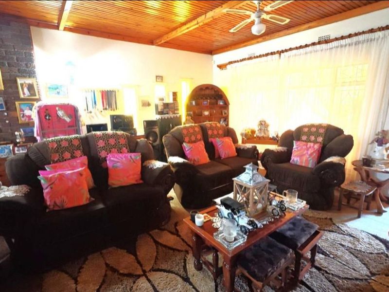 4-Bedroom home with  beautiful Garden-Braai & Chill Ready - Photo 10