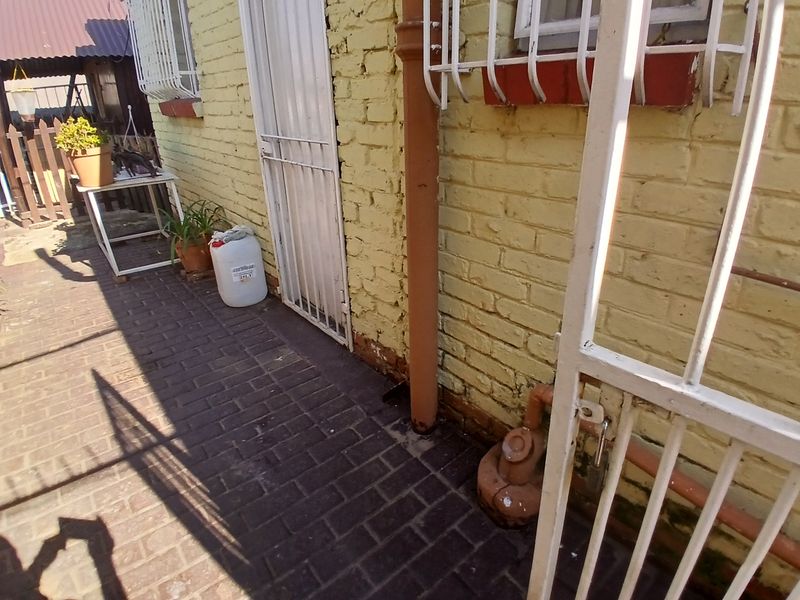 4-Bedroom home with  beautiful Garden-Braai & Chill Ready - Photo 8